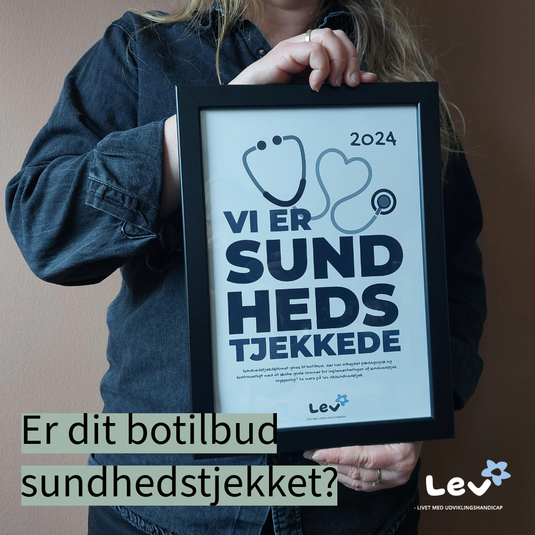 Kvinder holder Sundhedstjekdiplom