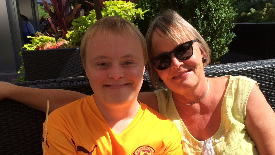 Anni Sørensen og hendes søn, Mads, på ferie