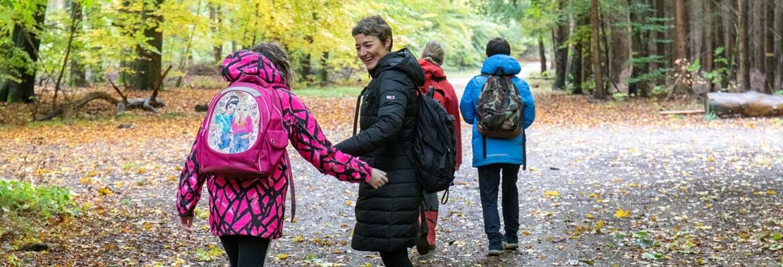 Den 22. oktober tog ASA-gruppen fra UUC Maglemosen i Ballerup Kommune hul på forløbet og mødtes med naturvejleder Nanna Kanstrup i den smukke efterårsskov til en dag med fælleskab og trivsel i fokus. Her blev der både lyttet, mærket, duftet, set og smagt på skoven.