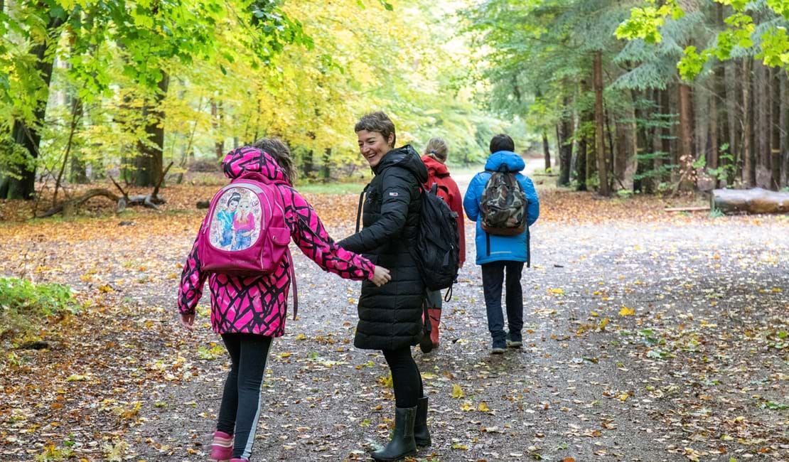 Den 22. oktober tog ASA-gruppen fra UUC Maglemosen i Ballerup Kommune hul på forløbet og mødtes med naturvejleder Nanna Kanstrup i den smukke efterårsskov til en dag med fælleskab og trivsel i fokus. Her blev der både lyttet, mærket, duftet, set og smagt på skoven.